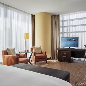 Großzügiges Zimmer mit Kingsize-Bett